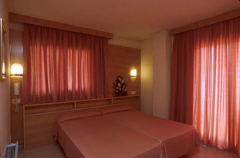 Sant Jordi Boutique Hotel Calella Room photo A bedroom in a hotel