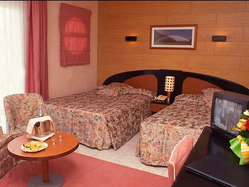 Sant Jordi Boutique Hotel Calella Exterior photo A typical hotel room